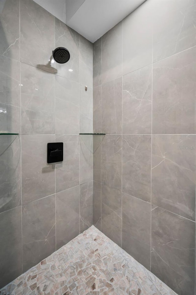 bathroom featuring a tile shower