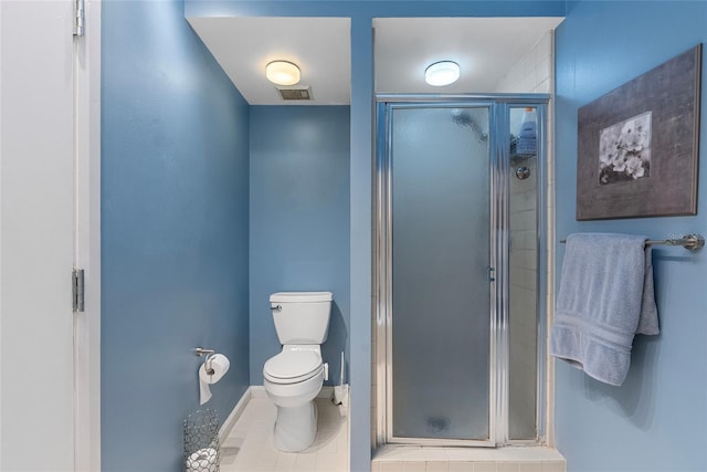 full bathroom with visible vents, baseboards, toilet, and a shower stall