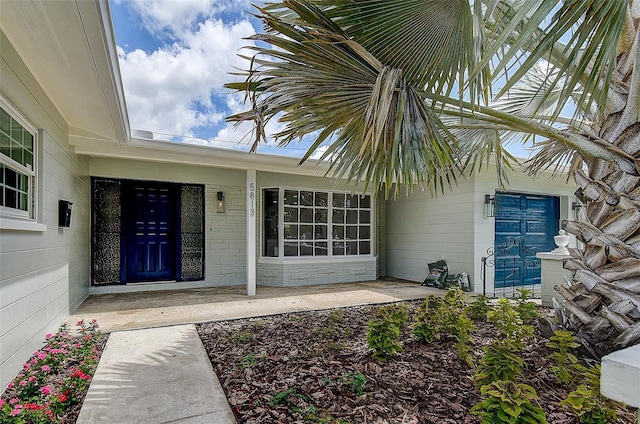 property entrance featuring a porch