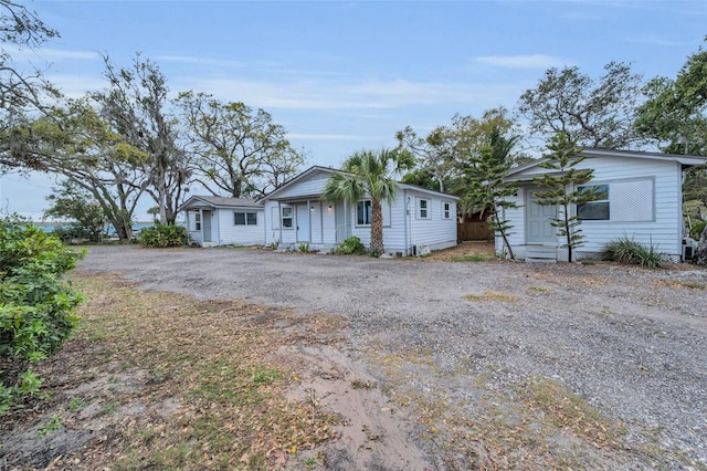 view of front facade featuring gravel driveway