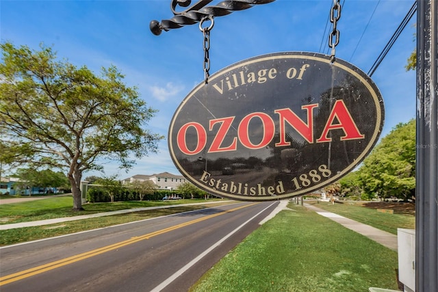 community / neighborhood sign featuring a lawn