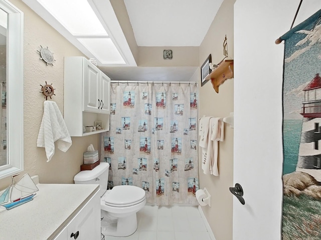 full bath with curtained shower, toilet, and vanity