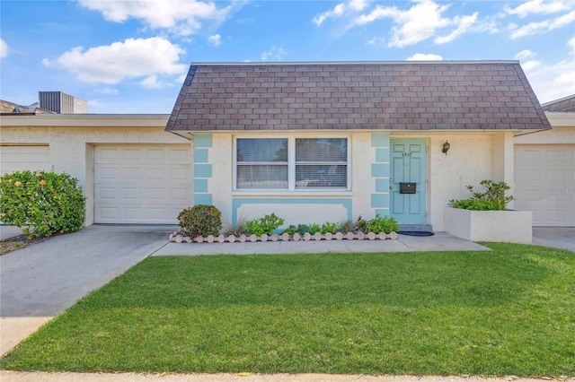 view of front facade with stucco siding, driveway, a shingled roof, and a front yard