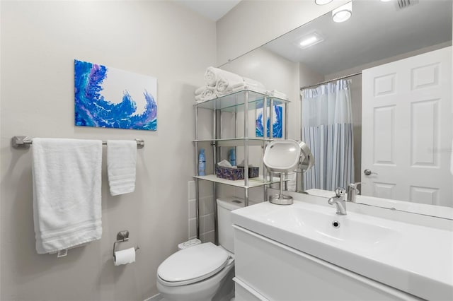 full bathroom featuring curtained shower, toilet, and vanity