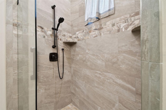 full bathroom featuring a tile shower