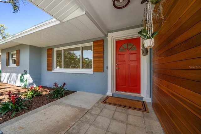 view of exterior entry with stucco siding