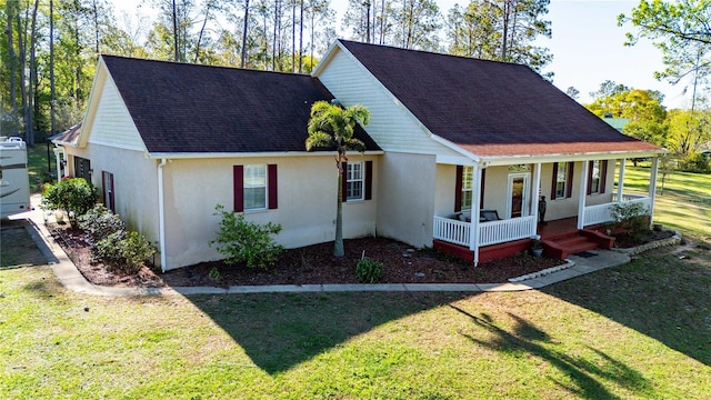 view of front of house with stucco siding, roof with shingles, a porch, and a front lawn