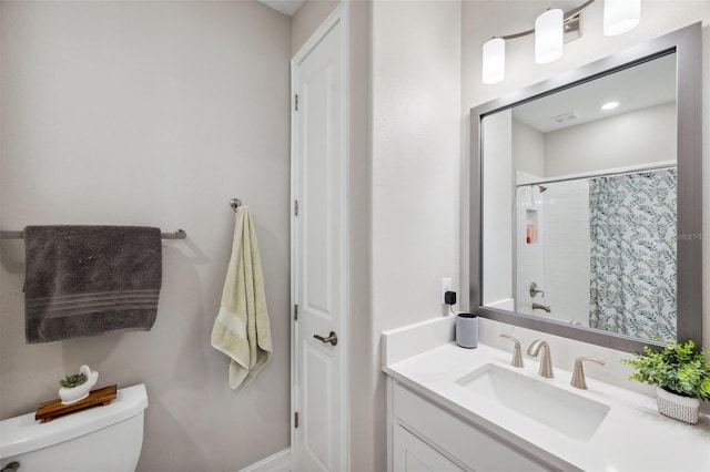 full bathroom with curtained shower, toilet, and vanity