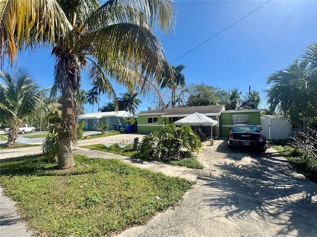 view of front of home featuring concrete driveway