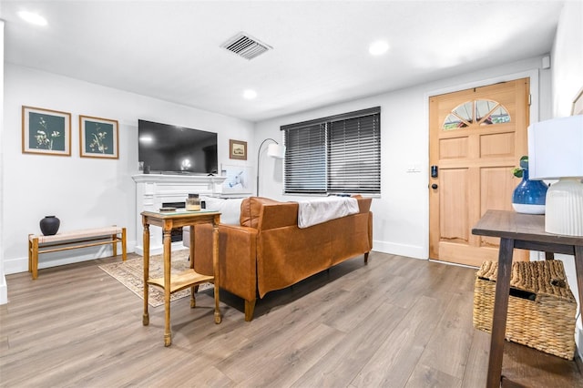 living room featuring visible vents, recessed lighting, baseboards, and wood finished floors