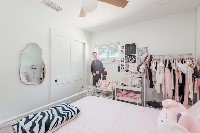 bedroom featuring a ceiling fan, visible vents, and a closet