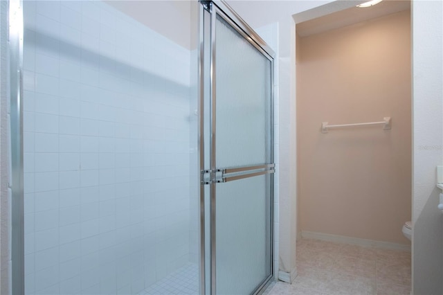 1020 New Winsor Loop Unit 46, Sun City Center, FL 33573 - bathroom with a shower stall, toilet, baseboards, and tile patterned floors