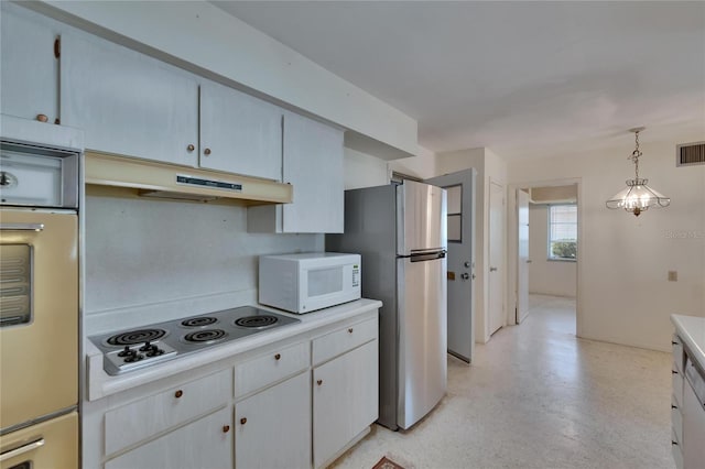 kitchen with light countertops, visible vents, stainless steel appliances, under cabinet range hood, and decorative light fixtures