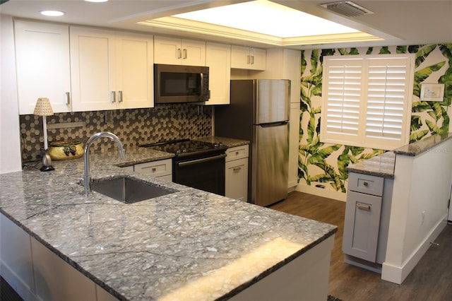979 E Gulf Dr Unit D402, Sanibel, FL 33957 - kitchen featuring dark wood-style floors, a sink, visible vents, baseboards, and appliances with stainless steel finishes
