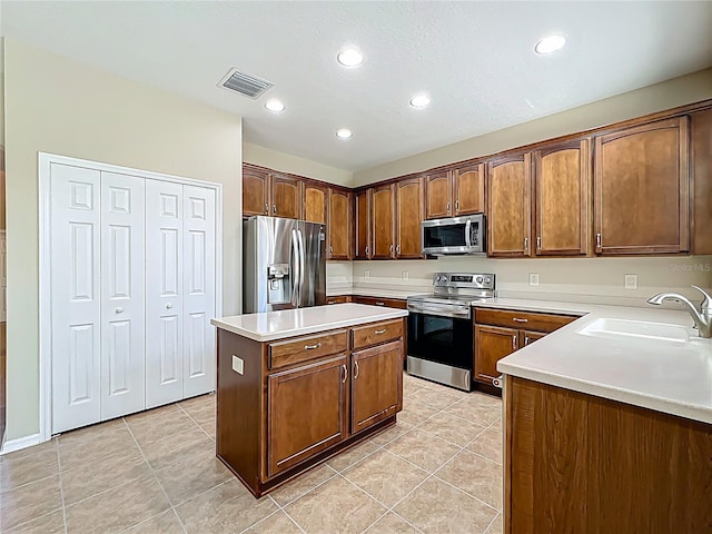 kitchen featuring a sink, visible vents, appliances with stainless steel finishes, and light tile patterned flooring