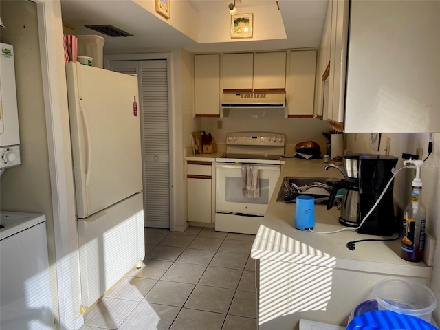 kitchen featuring visible vents, a sink, white appliances, exhaust hood, and light tile patterned floors