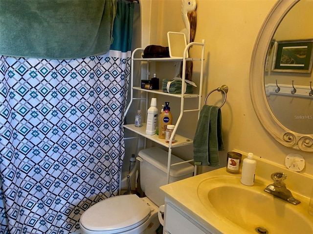 full bath featuring a shower with curtain, toilet, and vanity