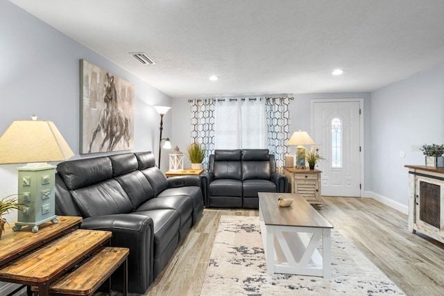 living area with visible vents, recessed lighting, baseboards, and light wood-style floors