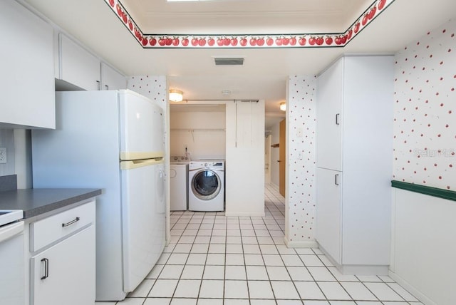 washroom with light tile patterned floors, visible vents, laundry area, and separate washer and dryer