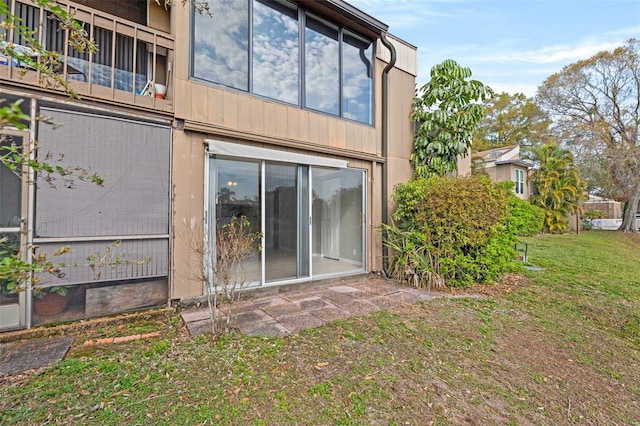 back of house featuring a yard