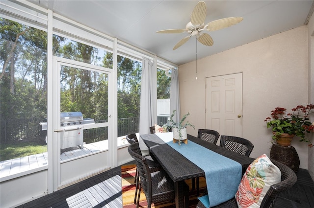 sunroom with ceiling fan