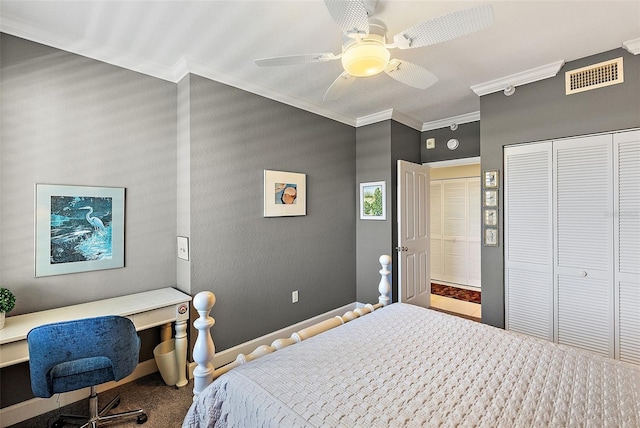 bedroom featuring visible vents, crown molding, carpet floors, a closet, and a ceiling fan