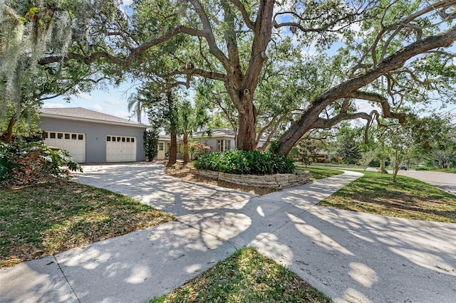 view of front of house featuring stucco siding and a detached garage