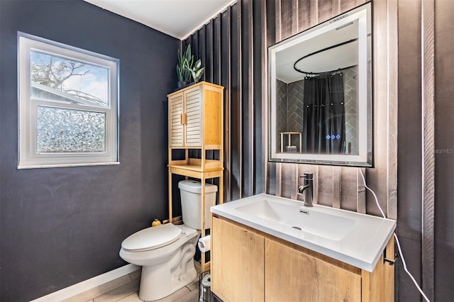 full bathroom featuring toilet, wood finished floors, a shower with shower curtain, baseboards, and vanity