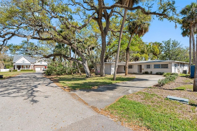 view of front of property featuring a front lawn and driveway