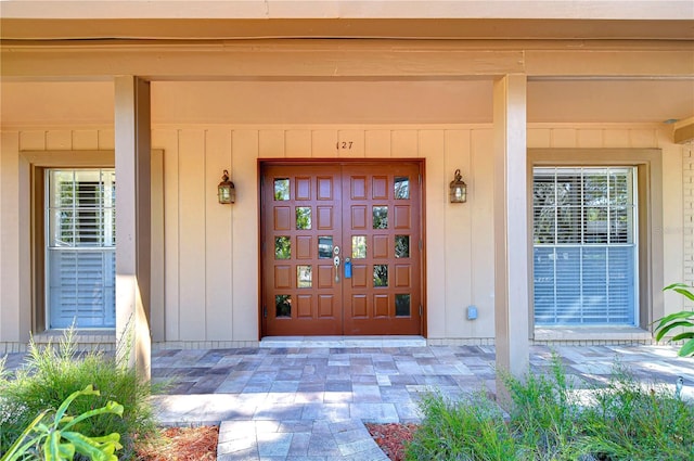 entrance to property featuring covered porch