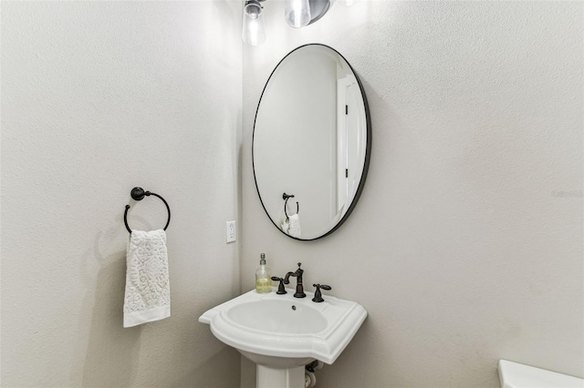 bathroom featuring a sink