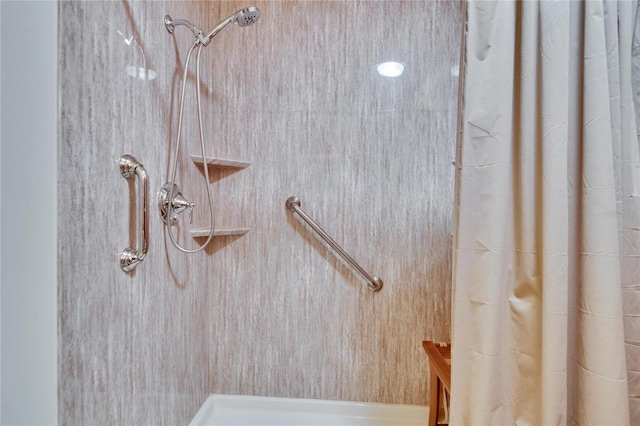 bathroom featuring tiled shower