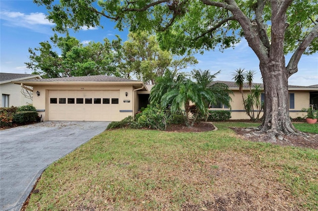 view of front of home featuring stucco siding, a front lawn, a garage, and driveway