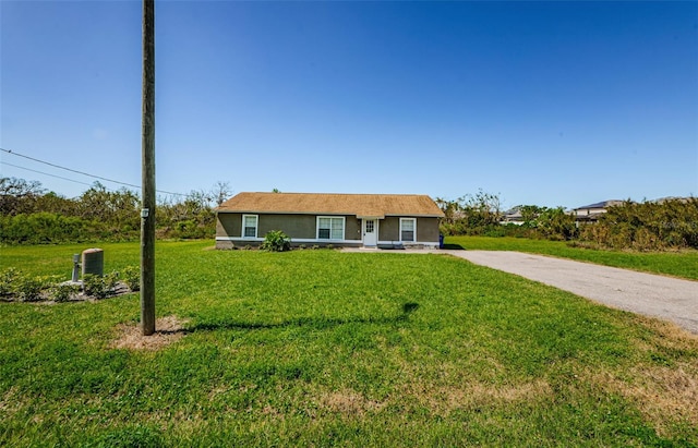 view of front facade featuring a front lawn