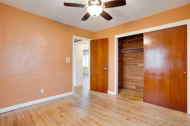 unfurnished bedroom featuring visible vents, light wood-style flooring, a closet, baseboards, and ceiling fan