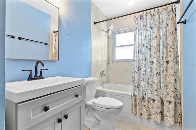 bathroom with shower / tub combo with curtain, vanity, and toilet