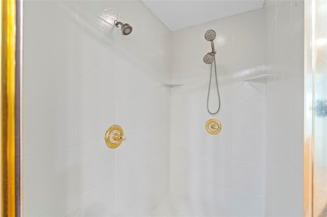 bathroom featuring a tile shower