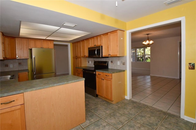 kitchen featuring visible vents, dark tile patterned flooring, backsplash, stainless steel appliances, and an inviting chandelier