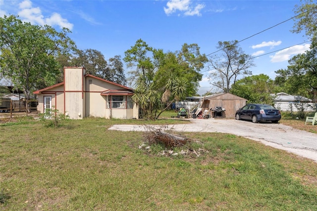 view of yard with driveway