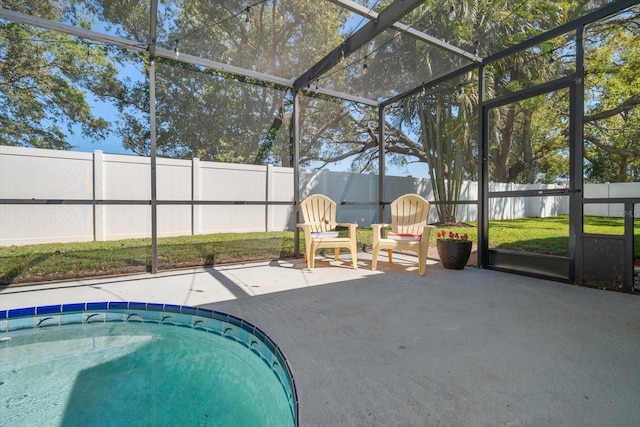 view of swimming pool featuring a lanai, a jacuzzi, a fenced backyard, and a patio area