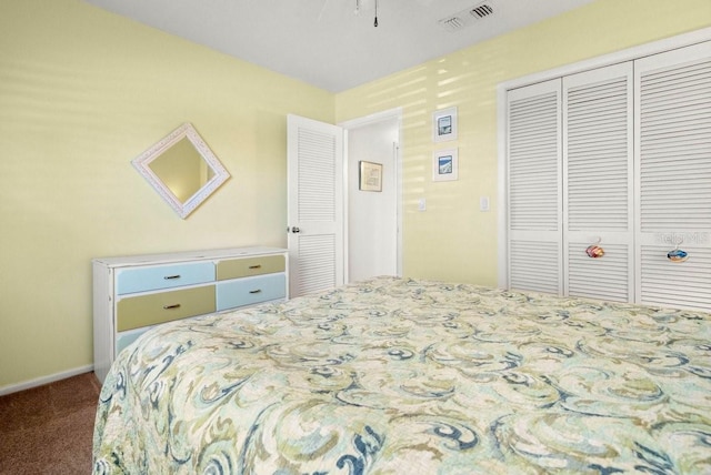 bedroom featuring carpet flooring, baseboards, visible vents, and a closet