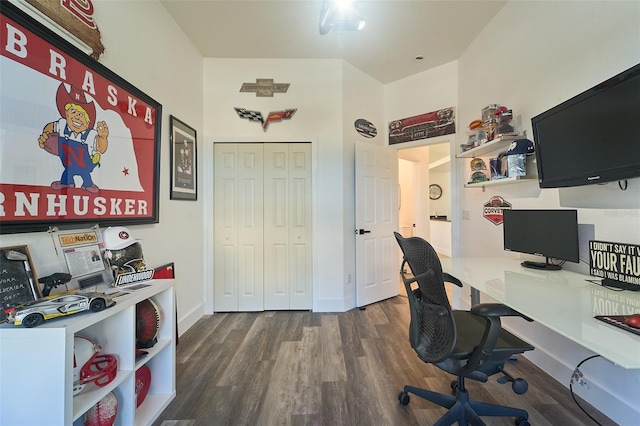 office area featuring dark wood-style floors and baseboards