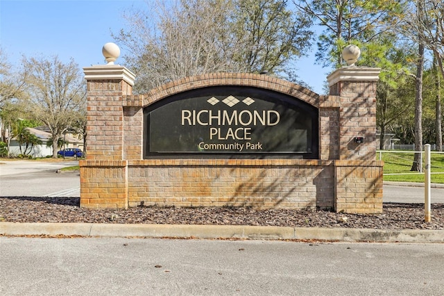 view of community / neighborhood sign