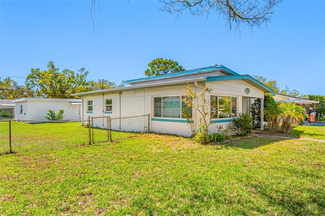 view of front of house featuring a gate, a front lawn, and fence