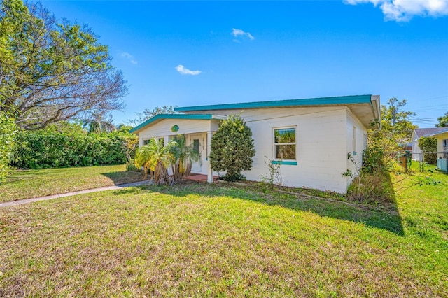 view of front facade with a front yard and fence