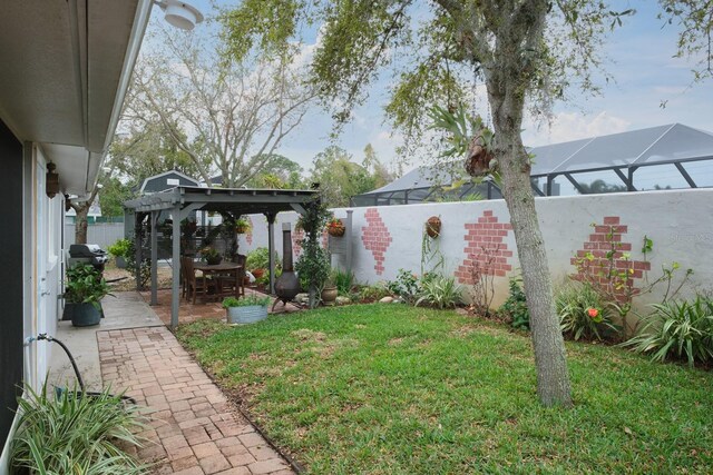 view of yard with a patio area, a fenced backyard, and a pergola