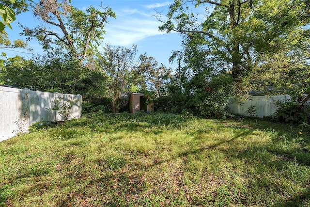 view of yard featuring a fenced backyard