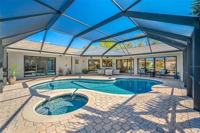 pool with an in ground hot tub, a patio area, a lanai, and ceiling fan