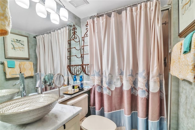 full bath with visible vents, toilet, vanity, and a shower with shower curtain