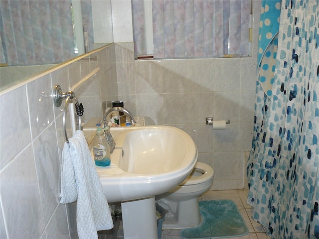 bathroom featuring a shower with curtain, tile walls, toilet, and tile patterned floors